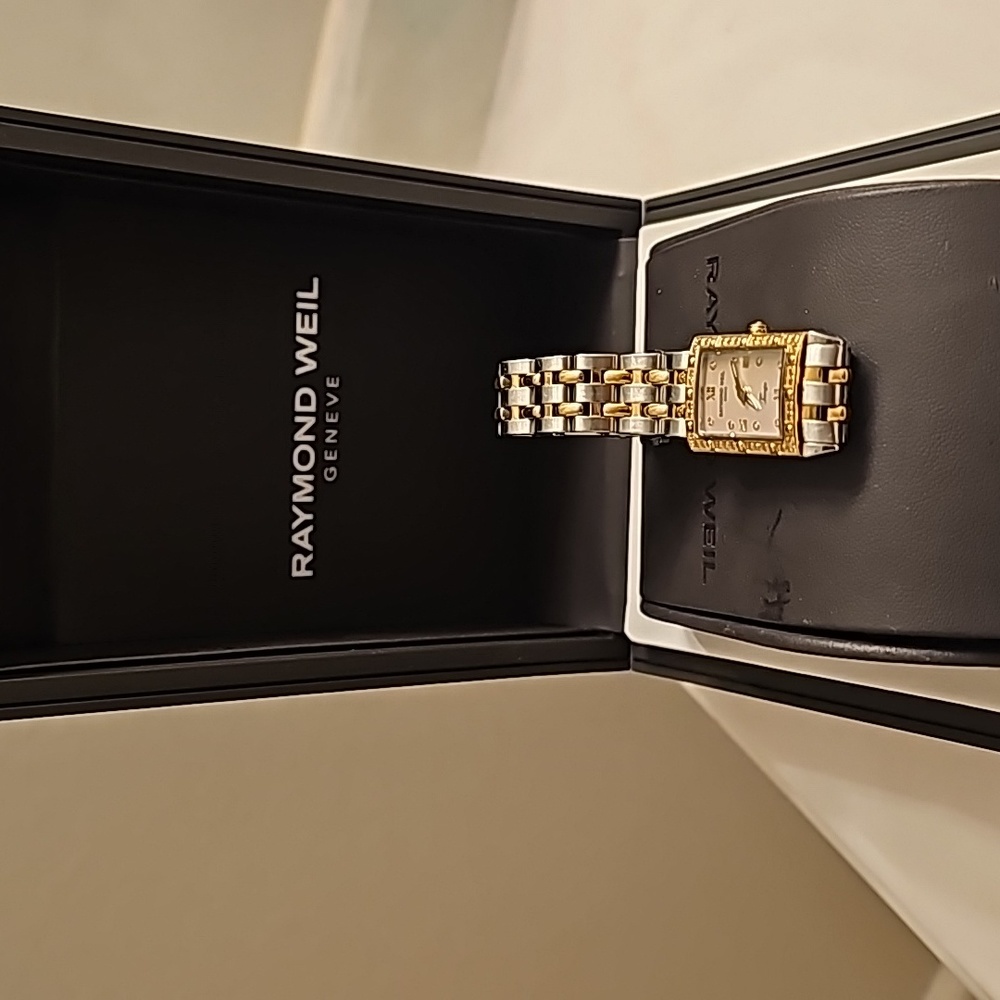 Authentic Raymond Weil Mother of Pearl dial Tango Sapphire Crystal 18mm watch .